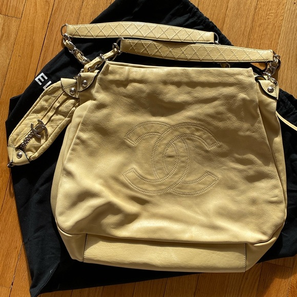 Chanel tote - Picture 11 of 16